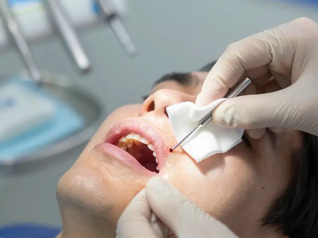 Co se dává do rány po extrakci zubu? Praktický průvodce po operaci