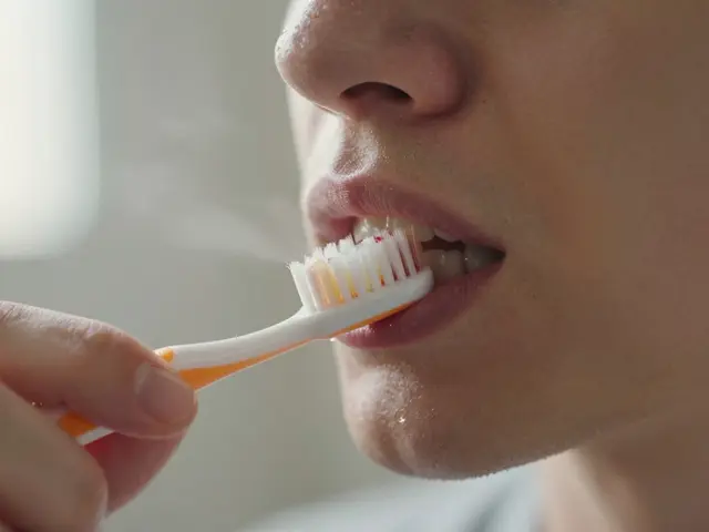 Jak si zpevnit dásně: přírodní a odborné metody pro zdravější dásně