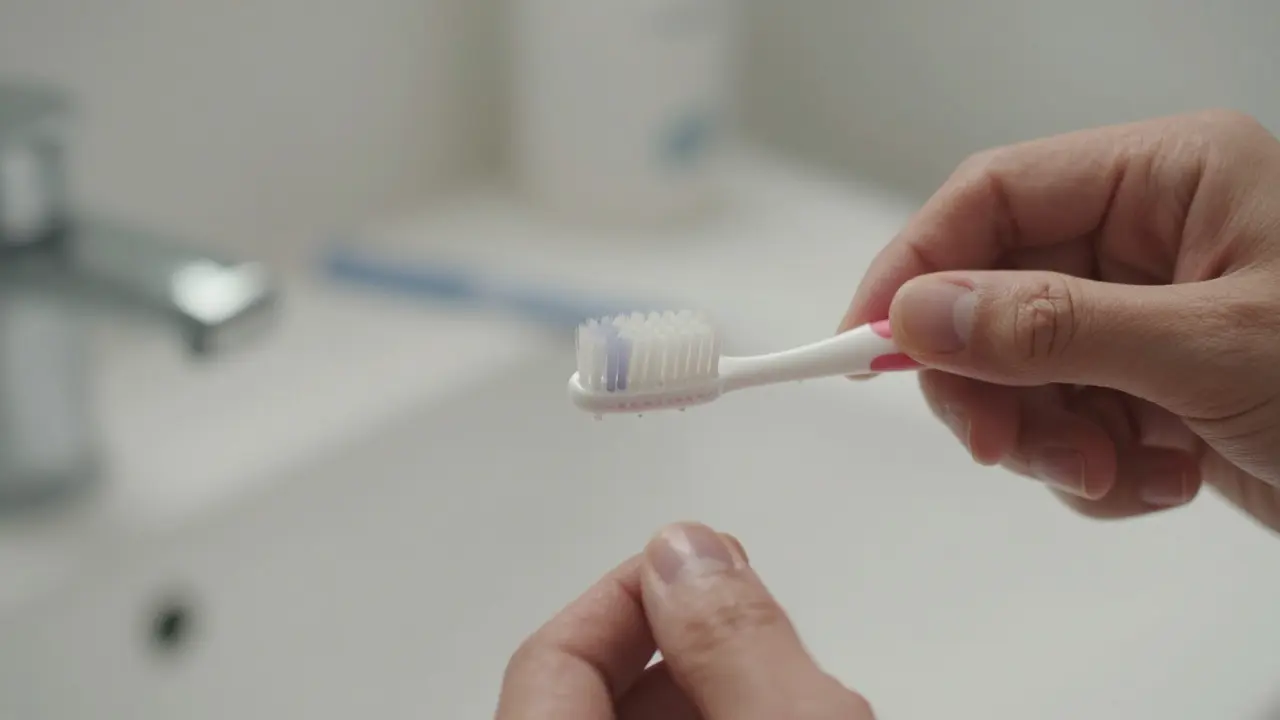 Na co je jednosvazkový kartáček? Vše, co potřebujete vědět o mezizubních kartáčcích