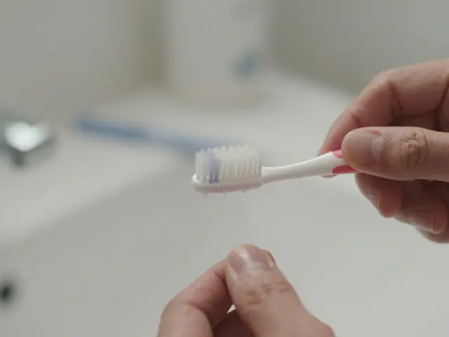 Na co je jednosvazkový kartáček? Vše, co potřebujete vědět o mezizubních kartáčcích