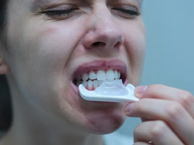 Alternativy k bělení zubů: Co nabízejí profesionálové a domácí metody?